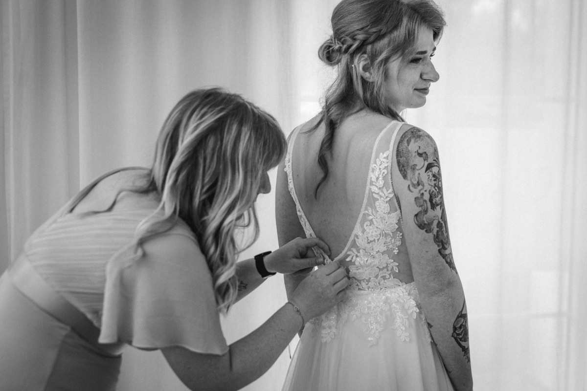 Lindas Brautkleid wird beim Getting Ready geschlossen