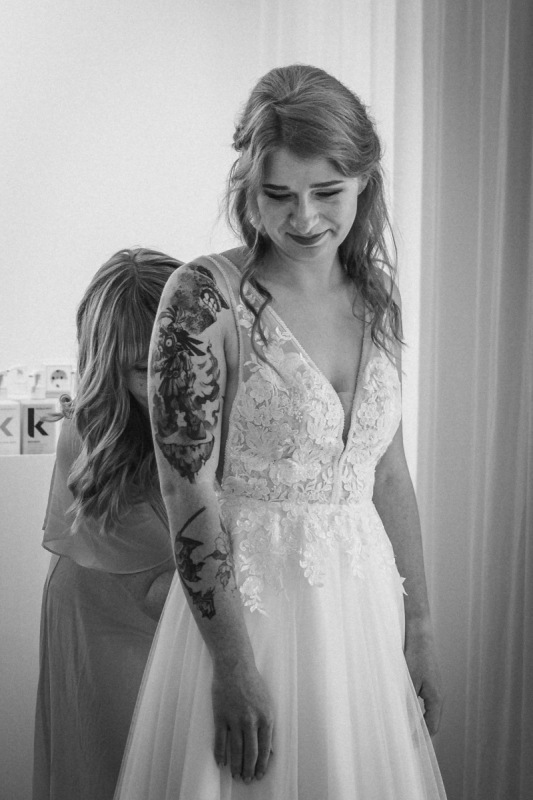 Linda im Brautkleid kurz vor dem First Look