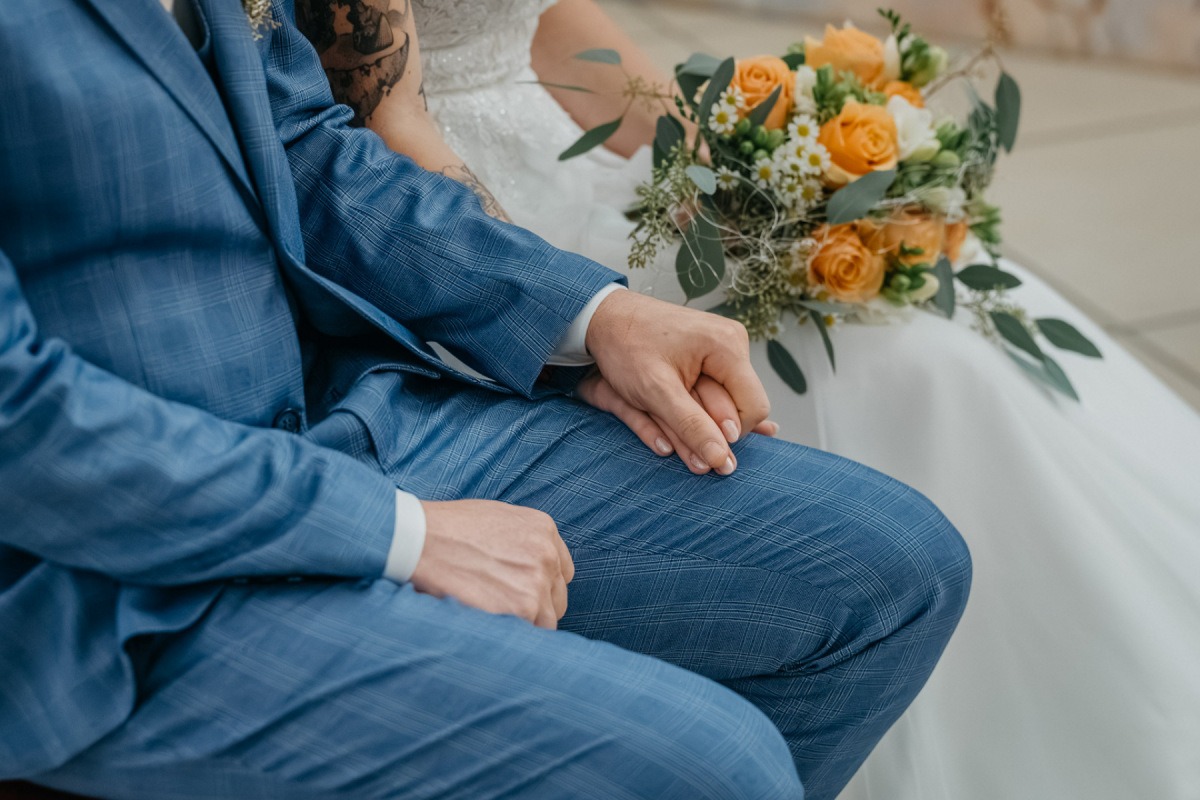 Linda und Robert halten während der Trauung ihre Hände