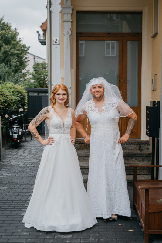 Linda verlässt nach dem Getting Ready das Stübchen Lila