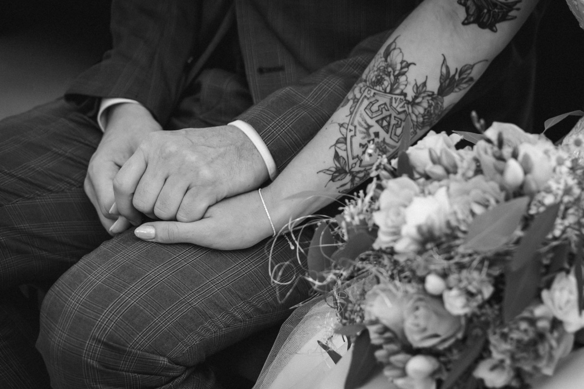 Die Hände von Linda und Robert nach dem Ringtausch