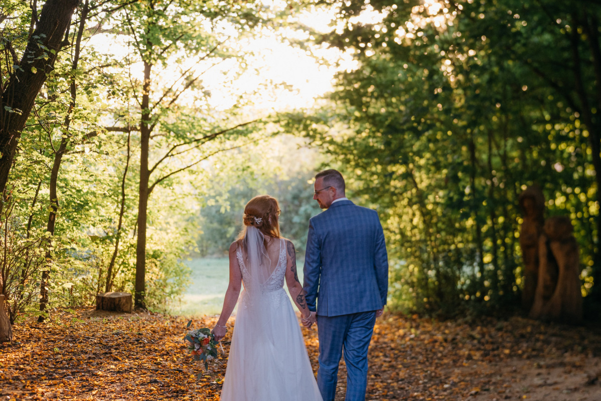 Linda und Robert gehen im Abendlicht am Beckenberg