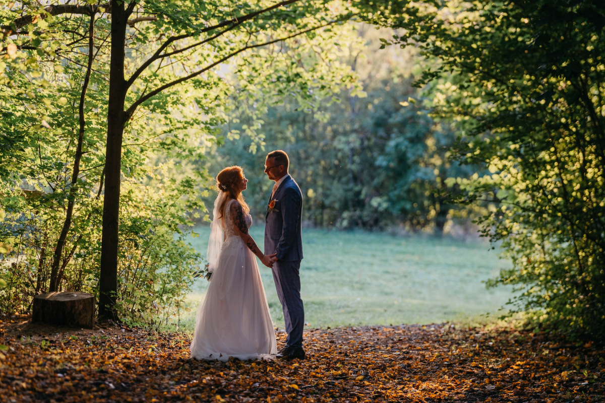 Linda und Robert im warmen Licht zwischen den Bäumen am Beckenberg