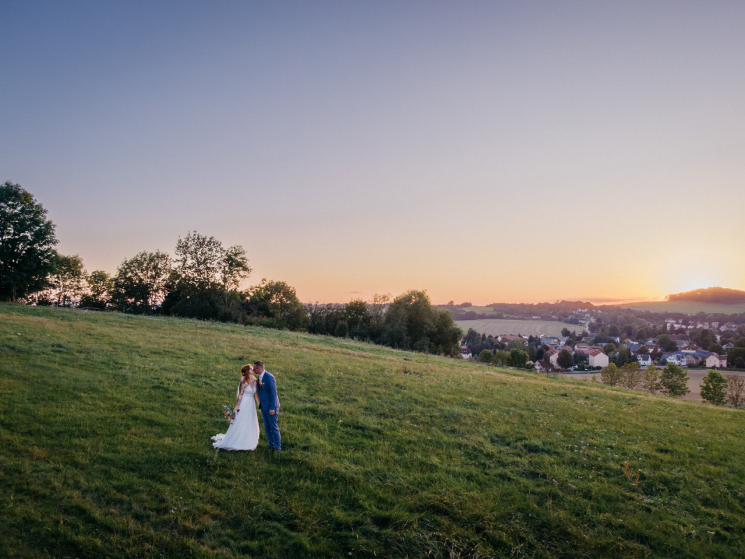 Drohnenaufnahme von Linda und Robert bei Sonnenuntergang am Beckenberg