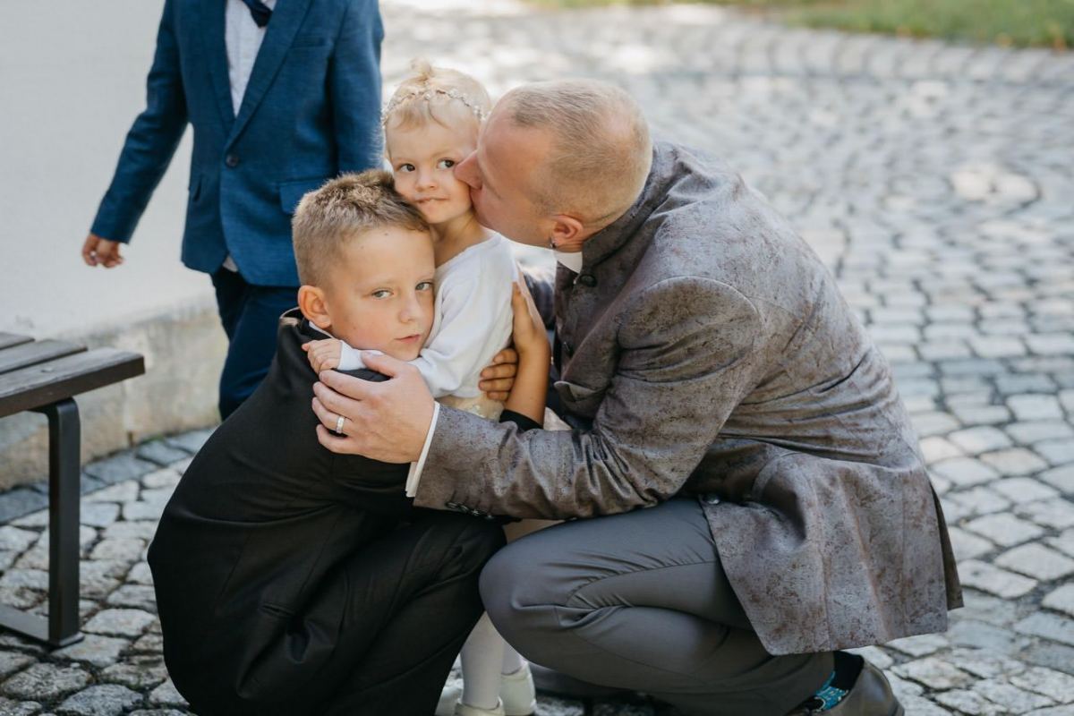 Mehrere Generationen der Familie begegnen sich vor der Kirche