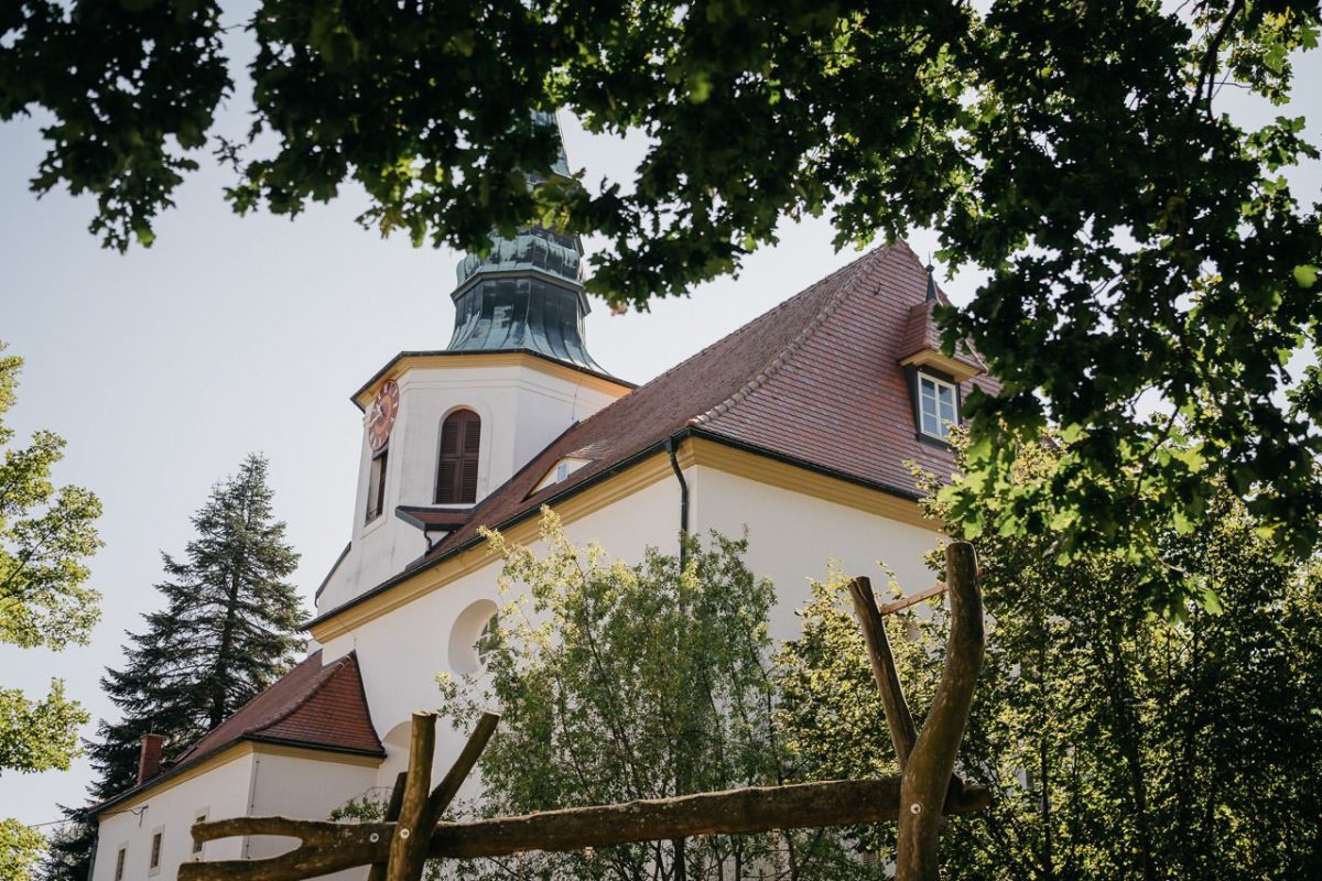 Herzliche Umarmung nach der Trauung
