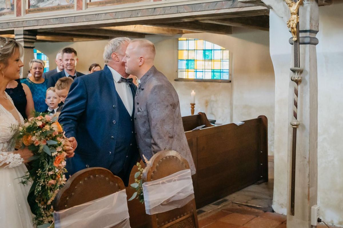 Hochzeitsgäste in der festlich geschmückten Kirche