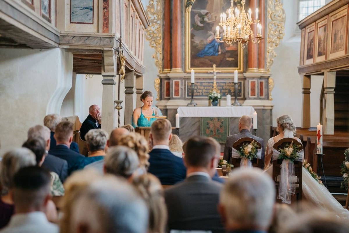 Die Braut und ihre Gäste während der Trauung