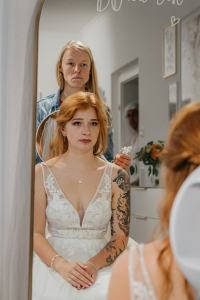 081_HZ-LindaRobert_GettingReady_DSC08063_20250906