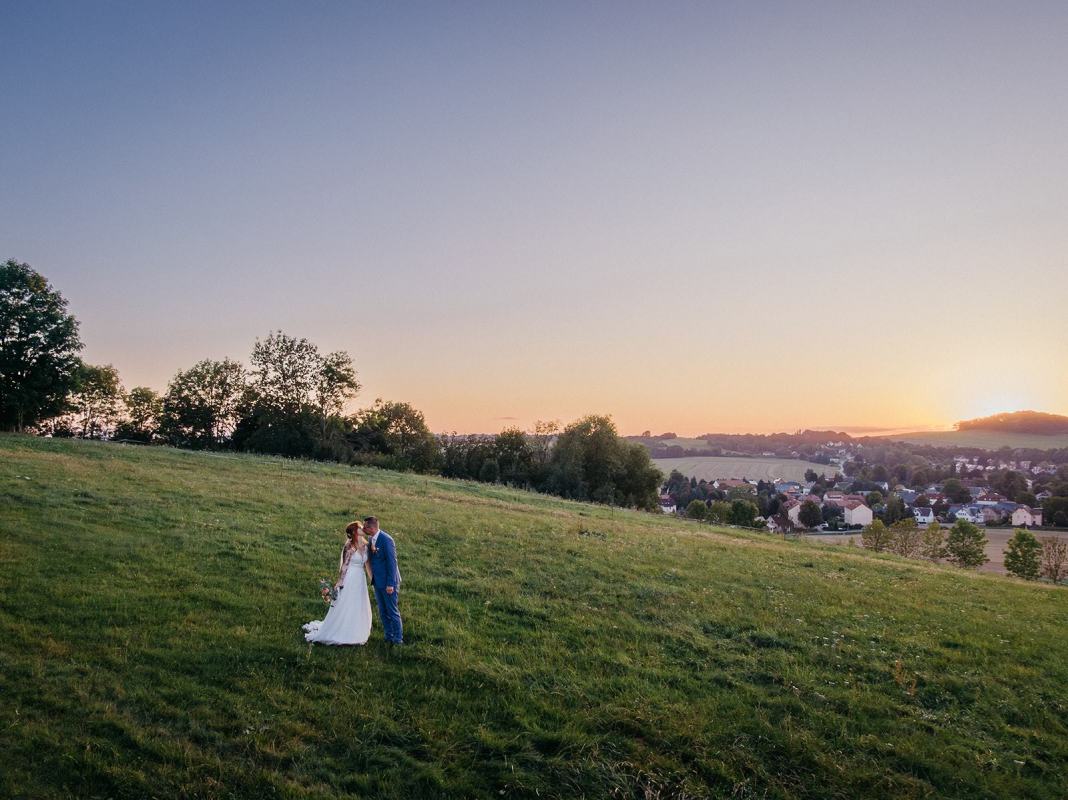 Brautpaar Linda und Robert bei einer Hochzeitsreportage am Beckenberg