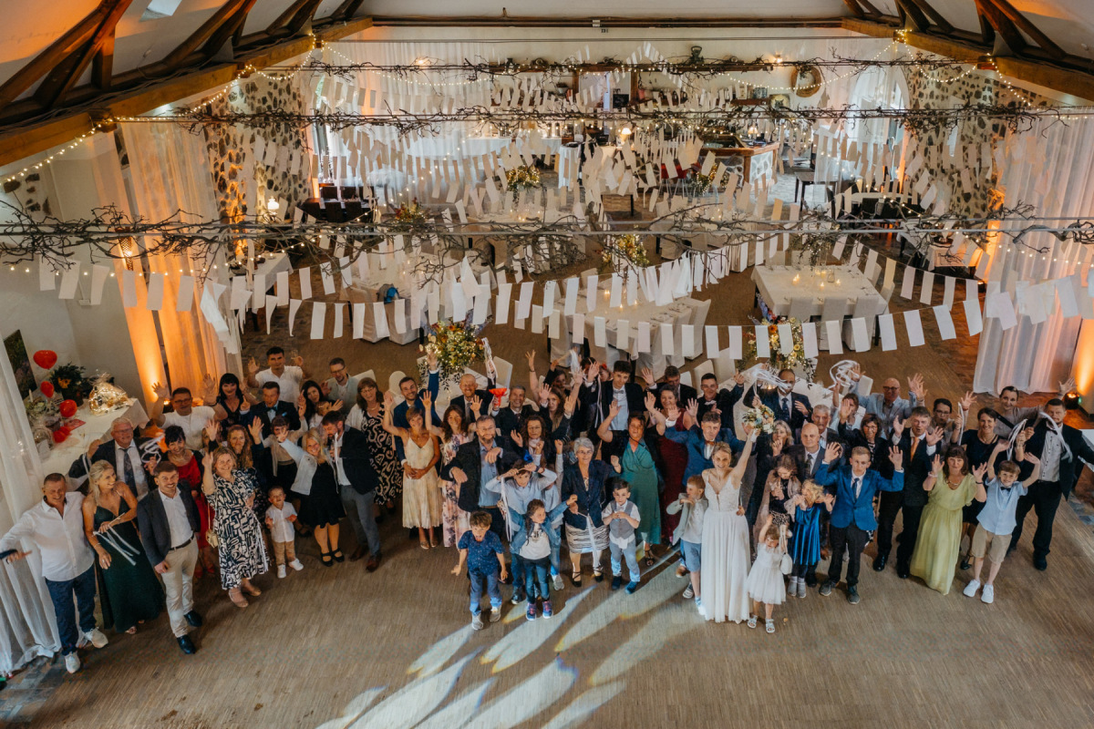 Sandra und Andy mit ihren Kindern und der Hochzeitsgesellschaft im Gut am See