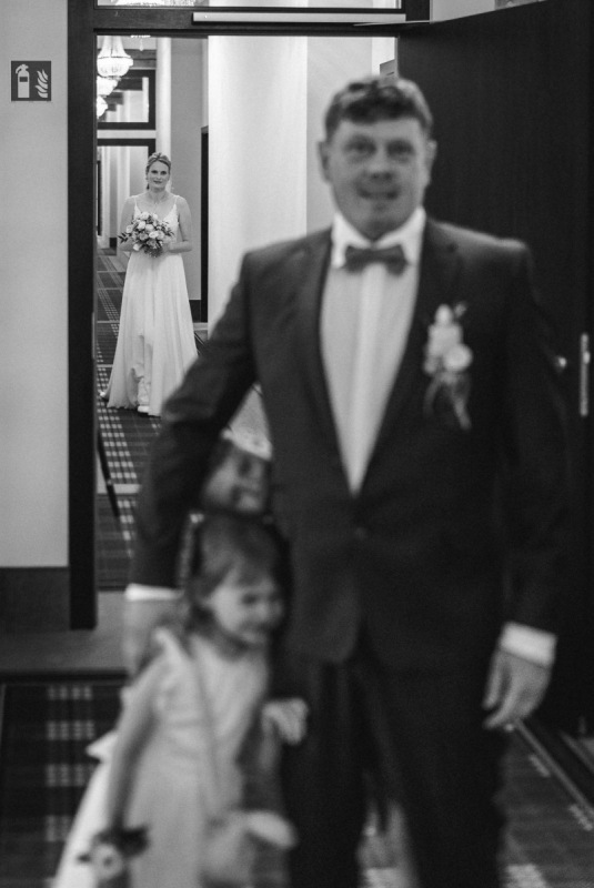 Andy und ein Kind warten beim First Look auf Sandra