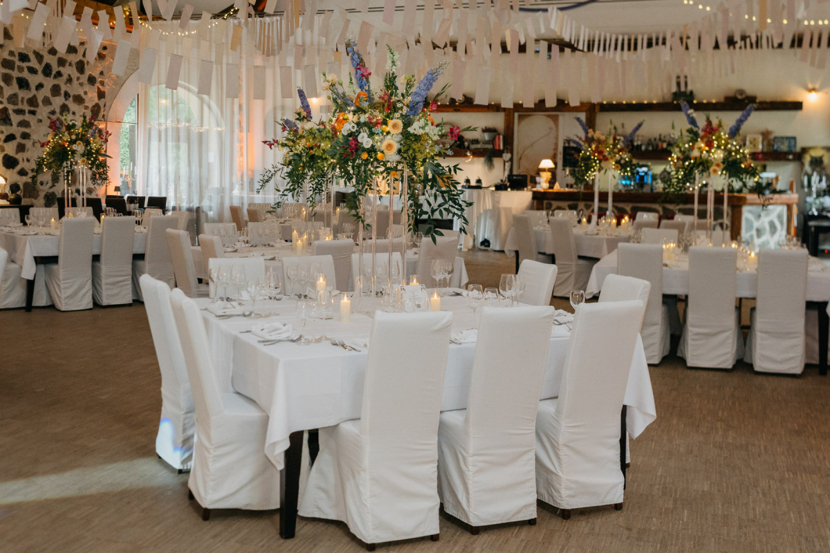 Festlich gedeckter Hochzeitssaal im Gut am See
