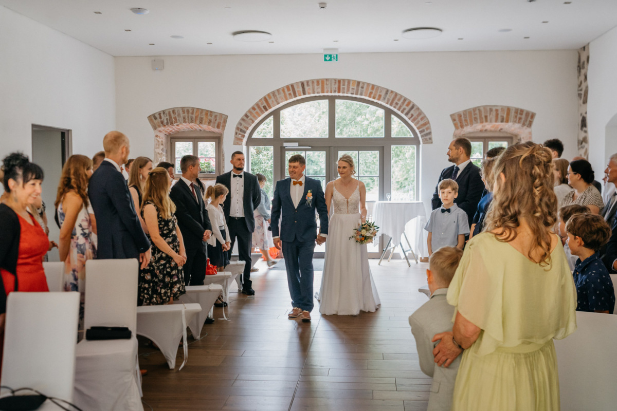 Sandra und Andy ziehen zur freien Trauung in den Saal ein