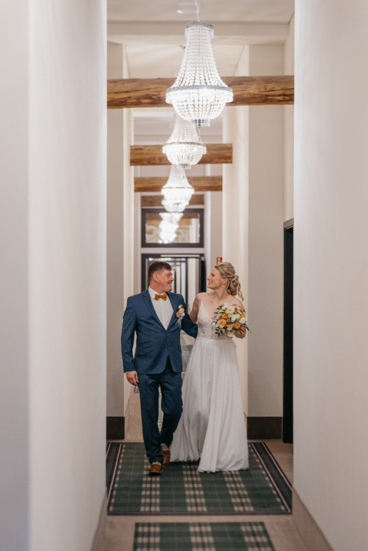 Sandra und Andy gehen nach ihrem First Look gemeinsam durch den Flur