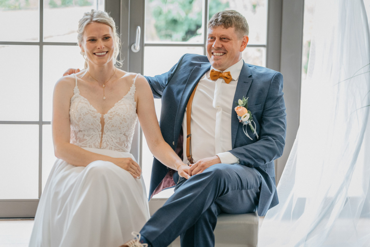 Sandra und Andy lachen während ihrer freien Trauung