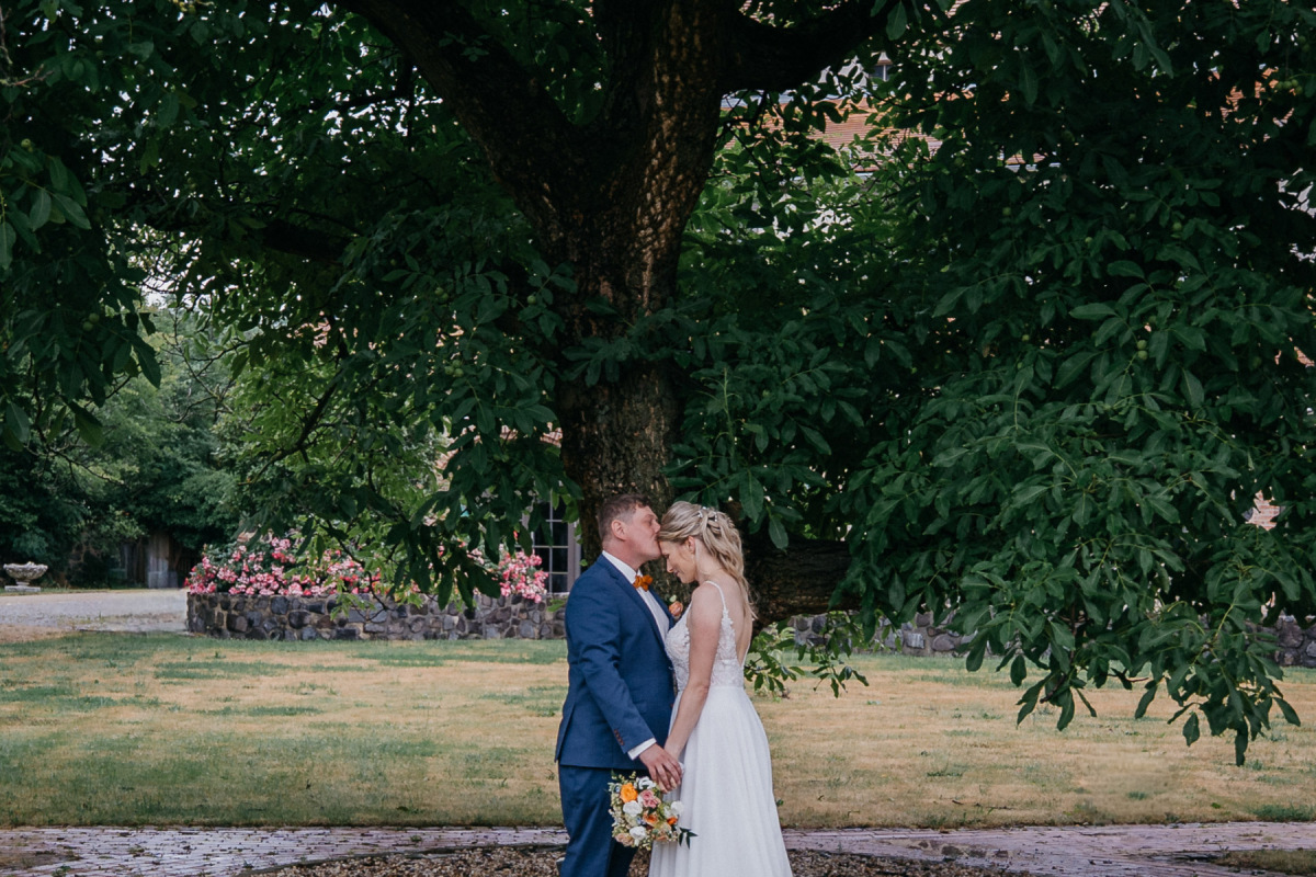 Sandra und Andy beim Paarshooting unter einem großen Baum