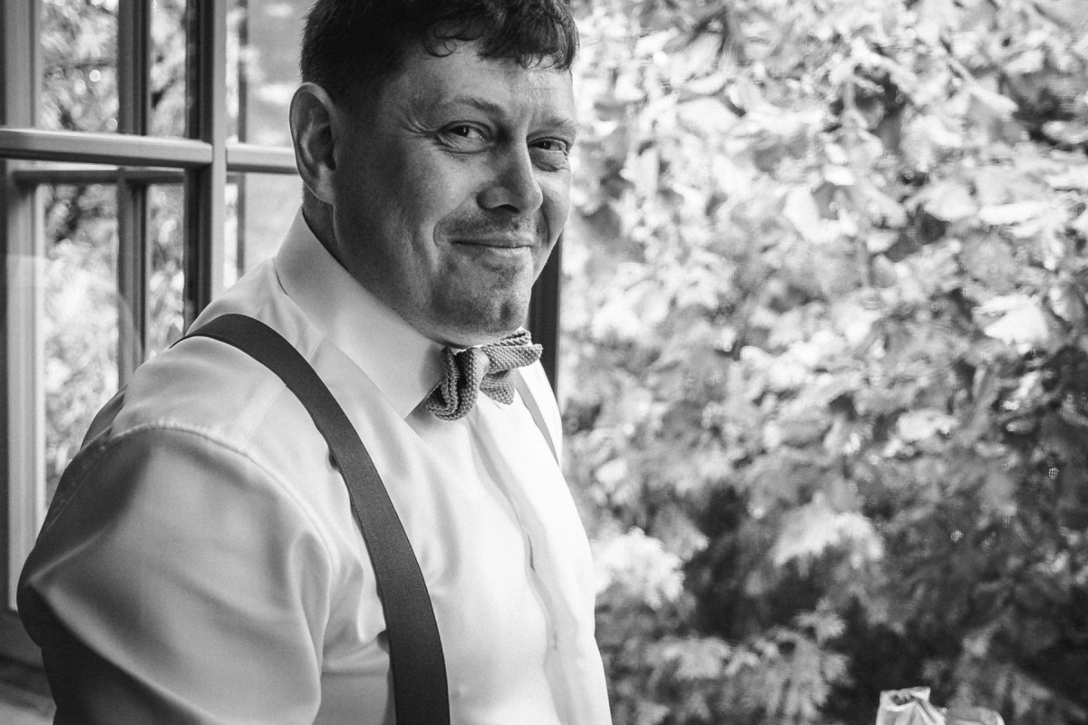 Andy lächelt beim Getting Ready am Fenster