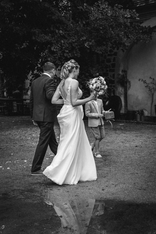 Sandra und Andy mit ihren Kindern nach der freien Trauung im Regen