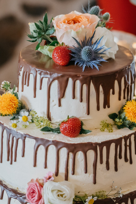Hochzeitstorte von Sandra und Andy mit Blumen und Beeren