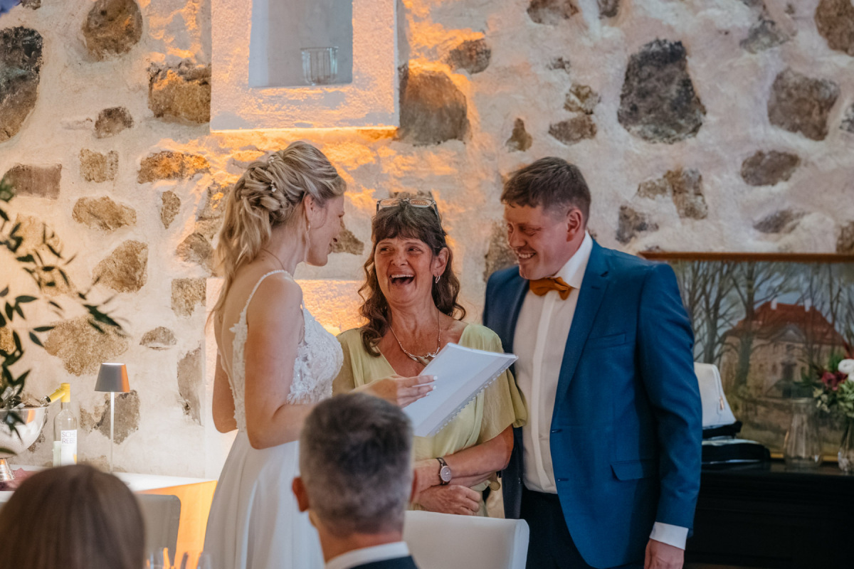 Sandra und Andy lachen mit ihrer Traurednerin