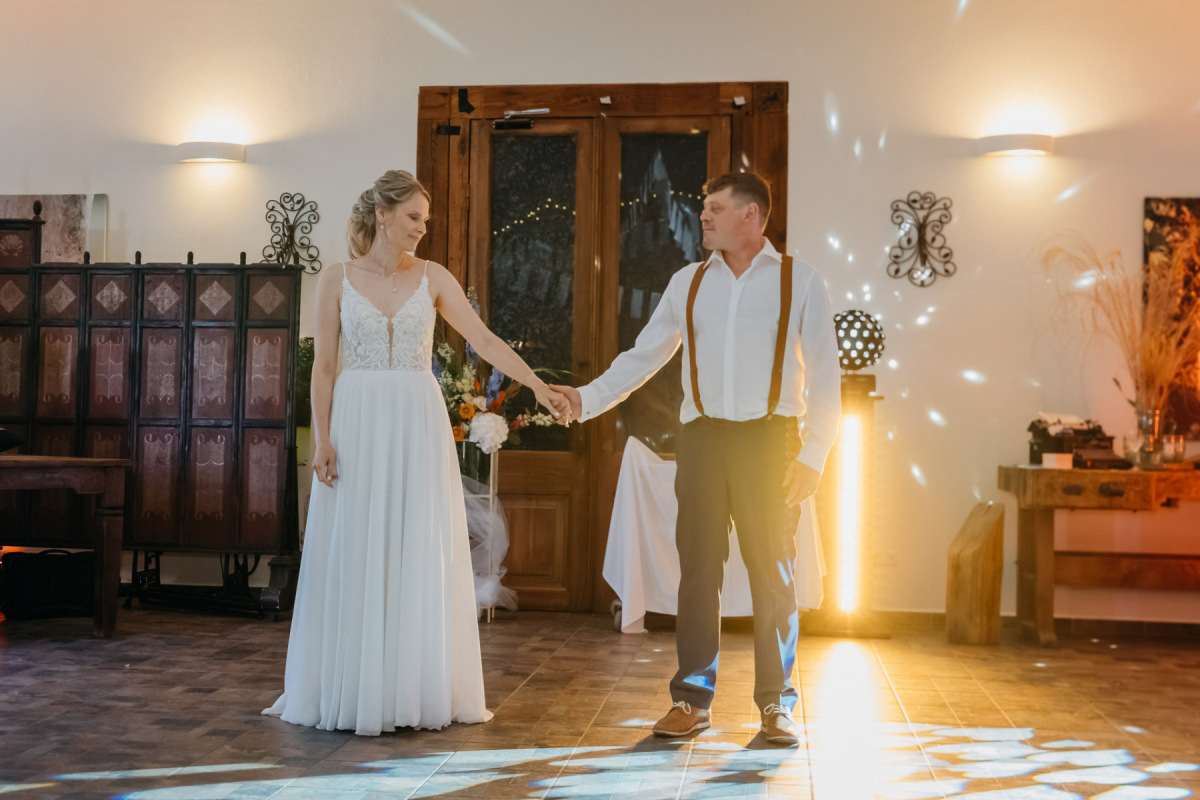 Sandra und Andy tanzen gemeinsam bei ihrer Hochzeitsfeier