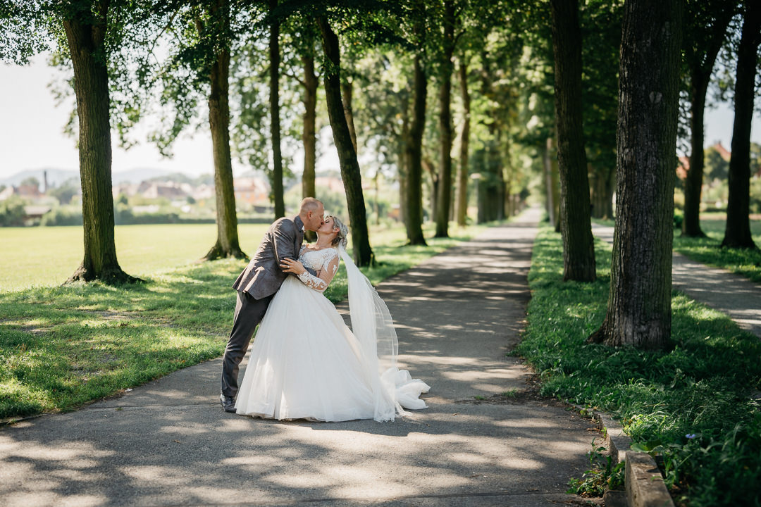Madlen und Robert bei ihrer kirchlichen Hochzeit in Mittelherwigsdorf