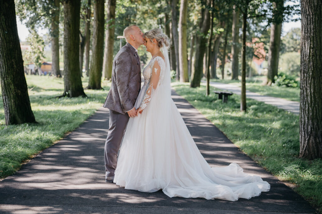 Madlen und Robert bei ihrer Sommerhochzeit in Mittelherwigsdorf
