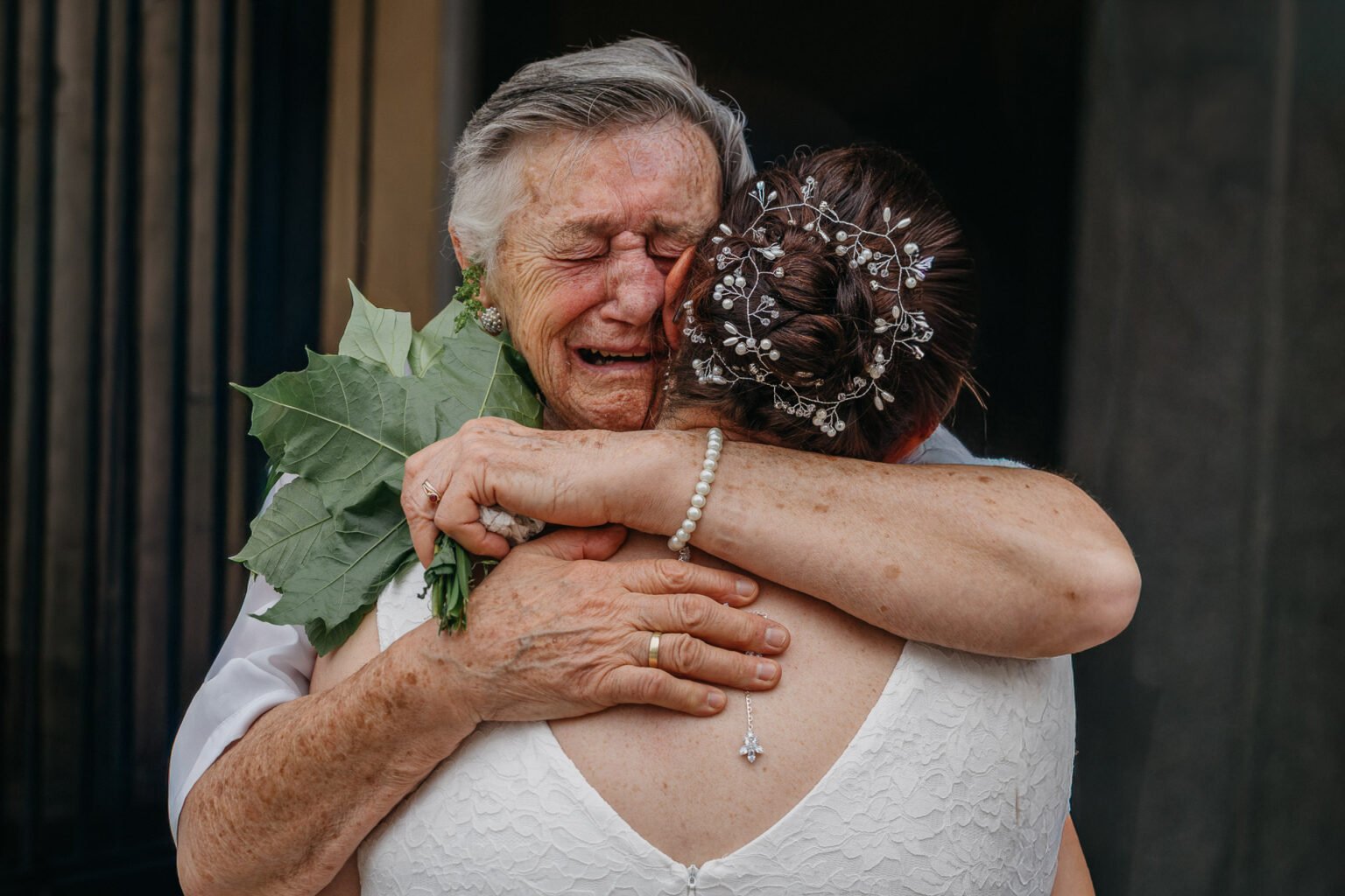 Braut Katja umarmt ihre Großmutter bei einem emotionalen Moment am Hochzeitstag
