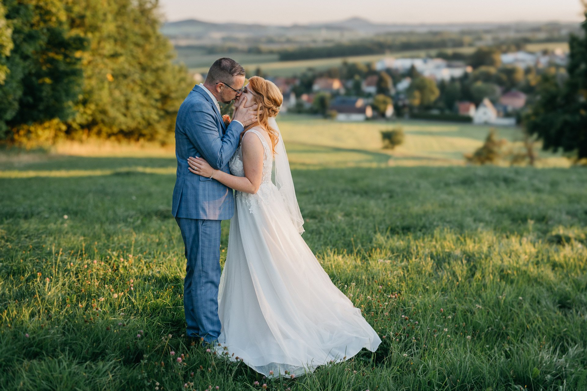 Linda und Robert küssen sich im Abendlicht am Beckenberg